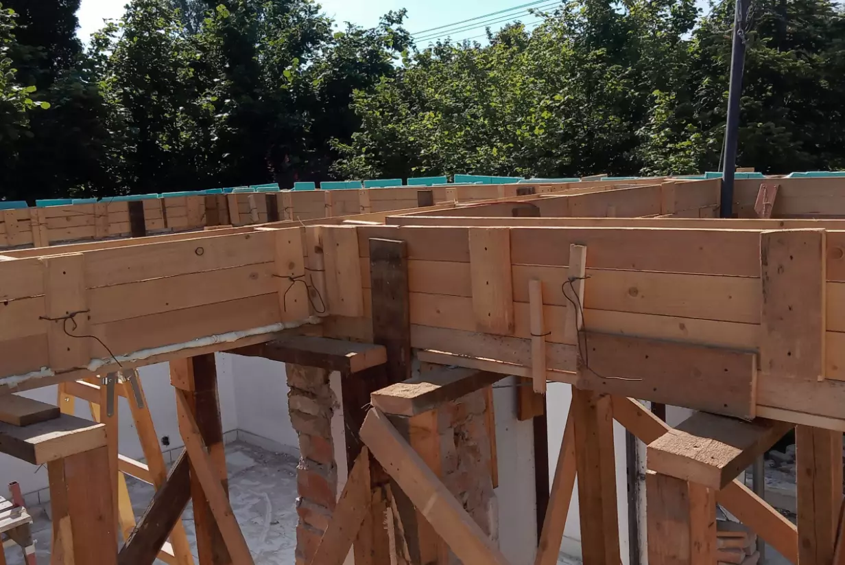 Teljeskörűcsaládiházfelújítás,Budapest,Pestmegye2