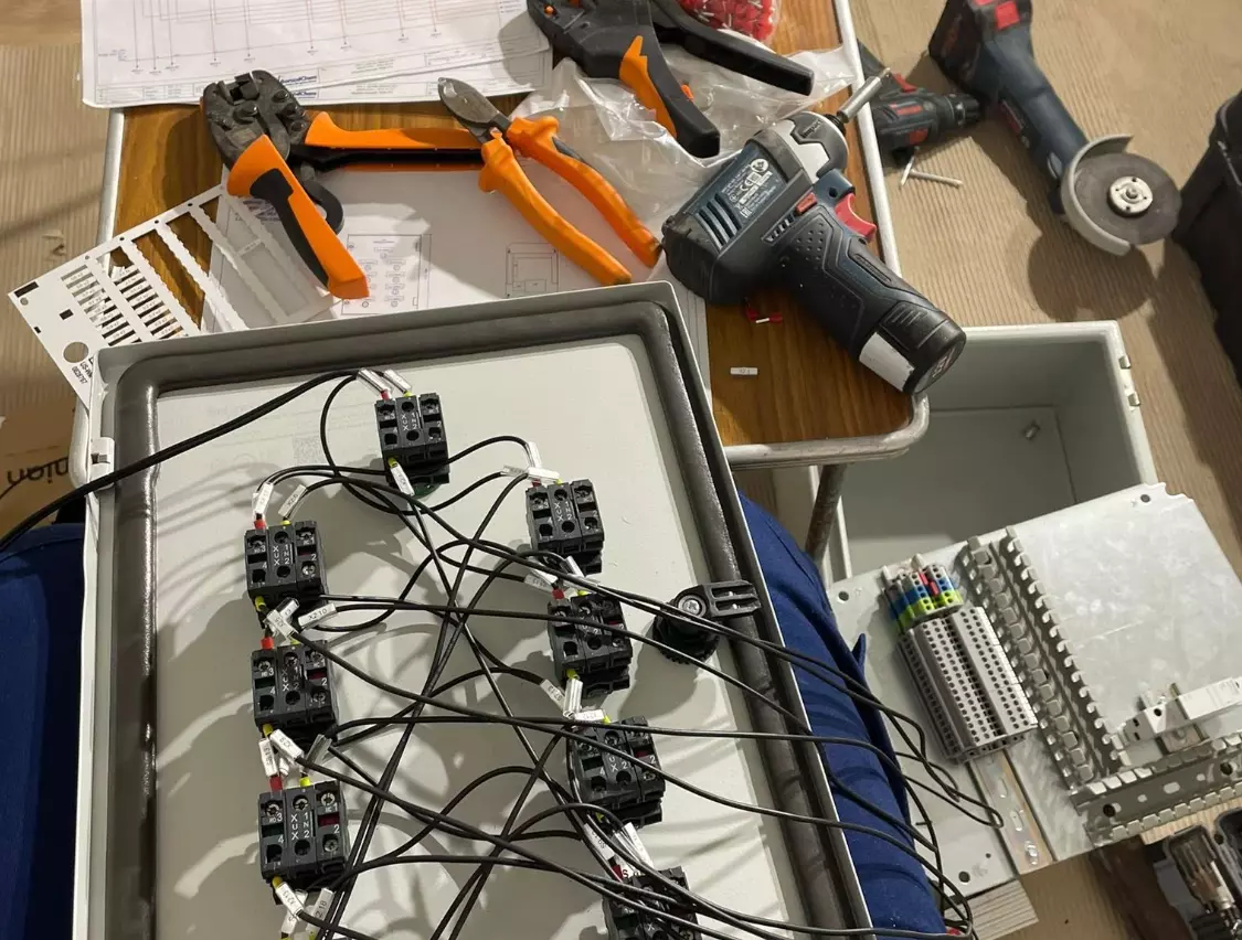 Teljeskörűvillanyszerelés,Miskolc2